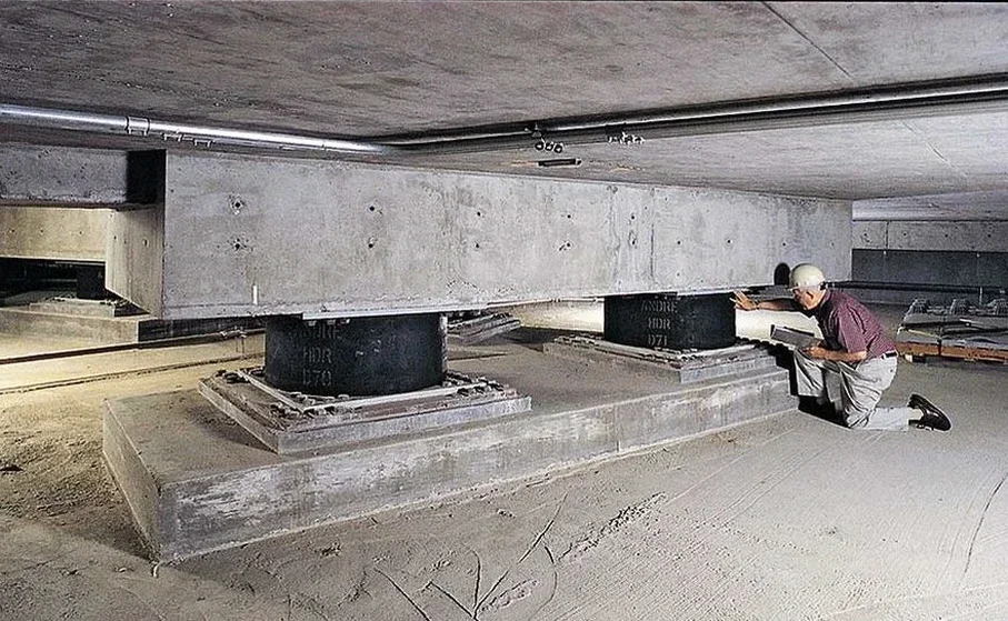 Diseño de Aislación Sísmica de Base en Copiapó: Sistemas para Edificaciones Resilientes
